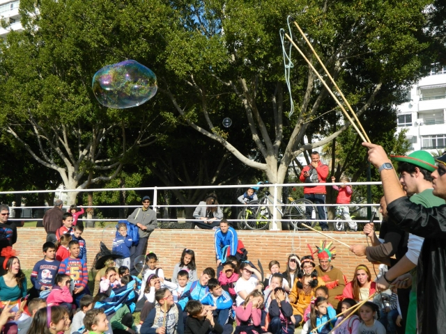  与巨人朋友聚会 